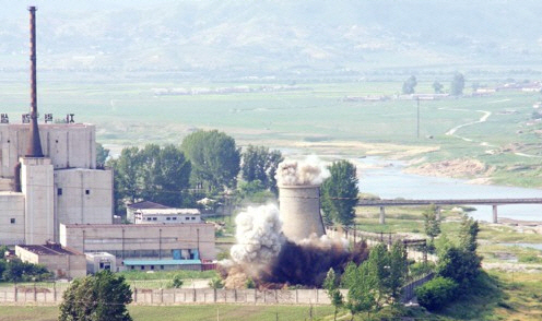 2008년 6월 냉각탑 폭파 당시의 영변 핵시설/연합뉴스