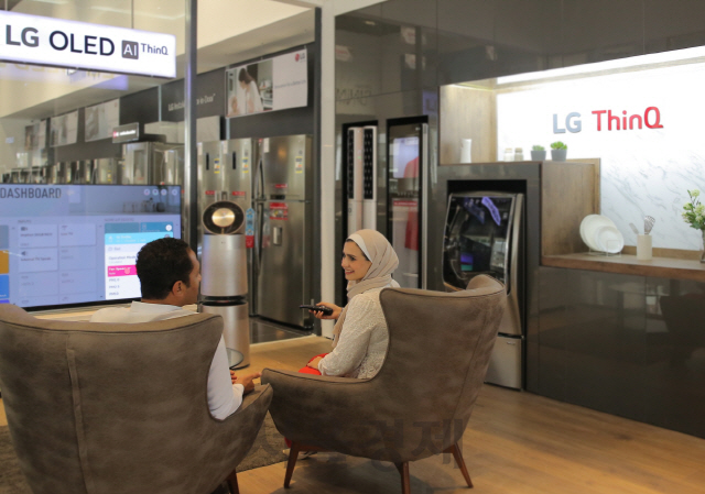 LG전자가 지난 12일(현지시간) 이집트 뉴카이로에 오픈한 브랜드숍의 ‘LG 씽큐 체험존’에서 현지 주민들이 인공지능(AI) 가전을 체험하고 있다. 중동·아프리카에 첫 오픈한 브랜드숍에서는 초프리미엄 가전 ‘LG 시그니처’를 비롯해 올레드 TV, 트윈워시 세탁기, 인스타뷰 냉장고, 코드제로 A9 무선청소기 등을 전시됐다./사진제공=LG전자