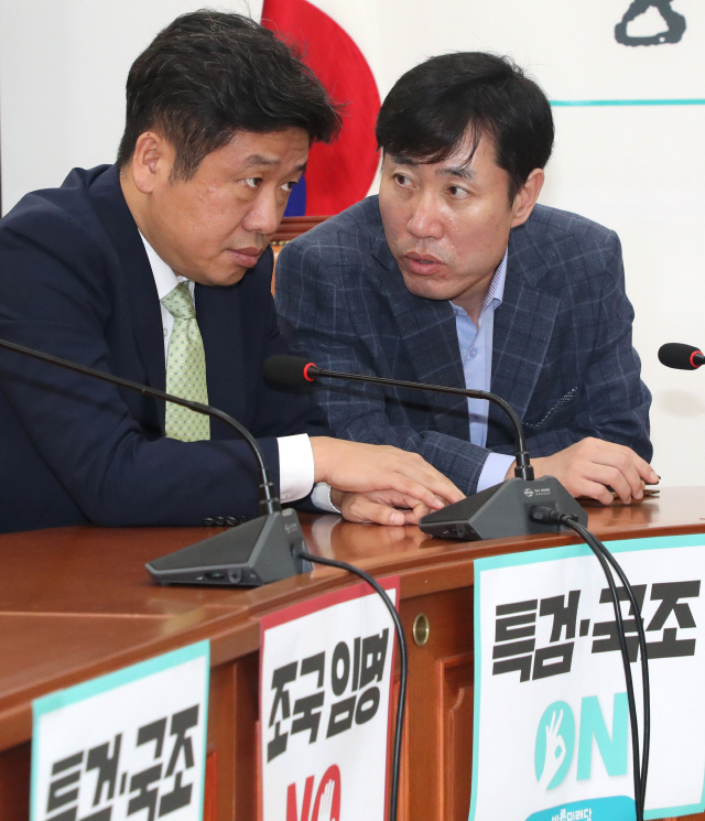 하태경(오른쪽) 바른미래당 의원이 지난 9일 오후 국회에서 열린 긴급 원내대책회의에서 대화하고 있다./연합뉴스