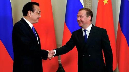 악수하는 메드베데프 러시아 총리(오른쪽)와 리커창(李克强) 중국 총리./리아노보스티연합뉴스