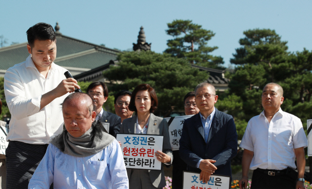 한국당 삭발투쟁 활활..중진의원들도 참여