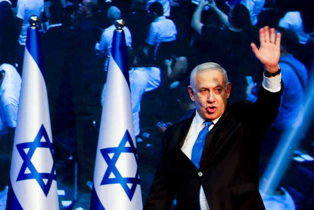 베냐민 네타냐후 이스라엘 총리가 총선 다음날인 18일(현지시간) 텔아비브의 리쿠드당 당사에 도착해 지지자들에게 손을 들어 보이고 있다. /텔아비브=로이터연합뉴스