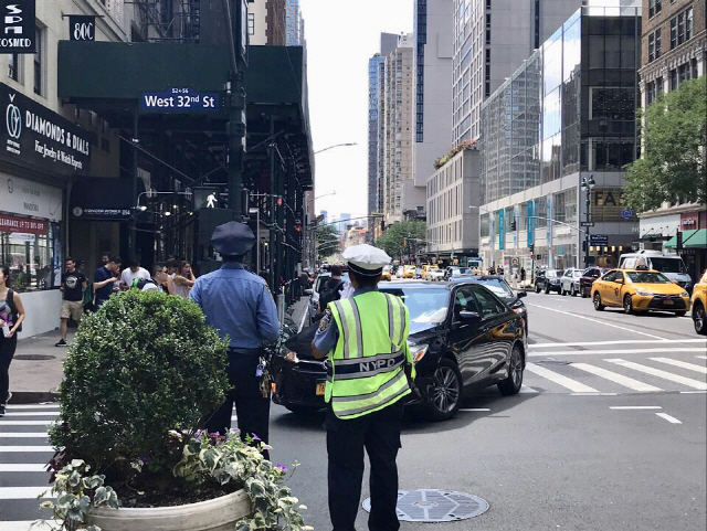 뉴욕시 경찰청(NYPD)교통경찰관이 지난달 11일 오후 맨해튼 웨스트 32번가 도로에서 교통정리를 하고 있다./뉴욕=손구민 기자