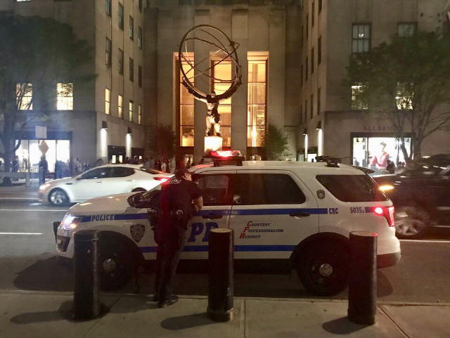 NYPD 경찰관이 지난달 9일 오후 뉴욕시 미드타운 맨해튼 5번가에서 순찰활동을 하고 있다./뉴욕=손구민 기자