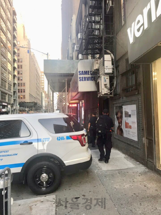 뉴욕시 경찰청(NYPD) 소속 경찰관들이 지난달 10일 오후 맨해튼 거리에서 순찰을 돌고 있다./뉴욕=손구민 기자