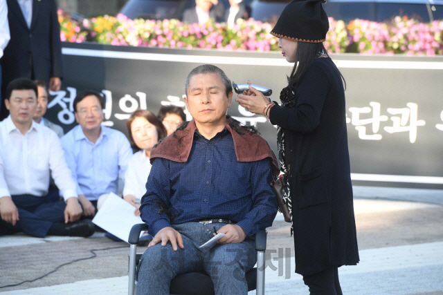 황교안 자유한국당 대표가 16일 서울 청와대 분수대 앞에서 문재인 정권의 헌정유린 중단과 조국 법무부 장관 파면을 촉구하는 삭발을 한 뒤 구호를 외치고 있다./이호재기자