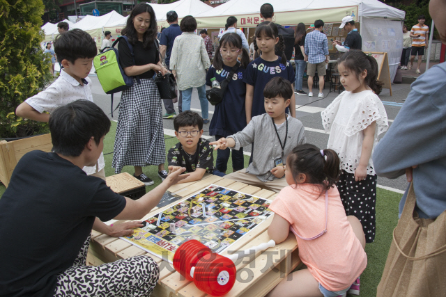 서울 대학로 차 없는 거리 행사에서 어린이들이 게임을 즐기고 있다. /사진제공=서울시