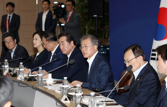 문재인 대통령이 지난 5월 세종컨벤션센터에서 국가재정전략회의를 주재하고 있다.