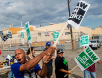 전미자동차노조(UAW) 소속 제너럴모터스(GM) 공장 직원들이 15일 미국 미시간주 플린트에서 시위를 벌이고 있다./연합뉴스