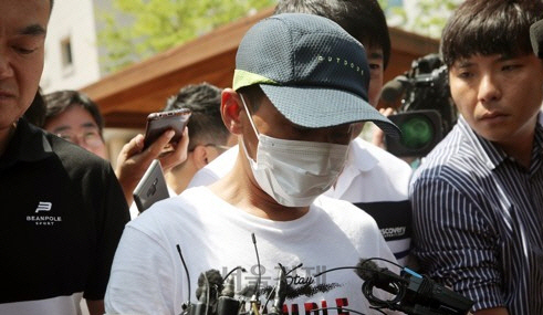 베트남인 아내를 폭행한 혐의를 받고 있는 남편 A(36)씨가 8일 광주지법 목포지원에서 열린 구속 전 피의자 심문(영장실질심사)을 받고 돌아가고 있다. /연합뉴스