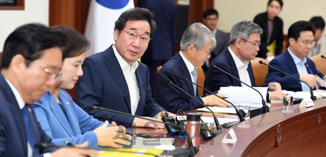 이낙연(왼쪽 세번째) 국무총리가 19일 오전 정부서울청사에서 열린 '국정현안점검조정회의'를 주재하고 있다./오승현기자 2019.9.19