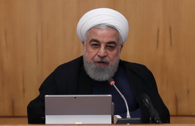 하산 로하니 이란 대통령이 18일(현지시간) 테헤란에서 열린 각료회의에서 발언하고 있다. /테헤란=EPA연합뉴스