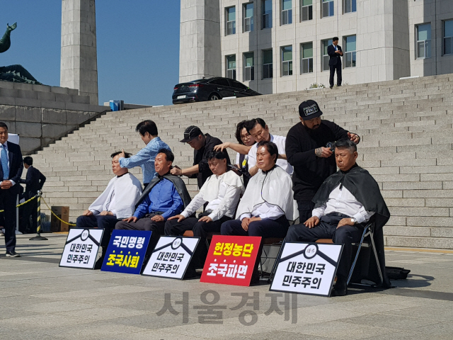 한국당 의원들이 19일 삭발투쟁을 하고 있다./방진혁 기자