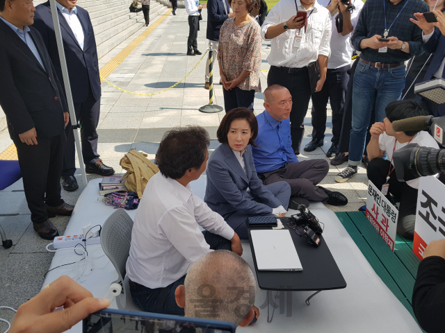 19일 단식투쟁중인 이학재 의원을 만나 격려 중인 나경원 원내대표./방진혁 기자