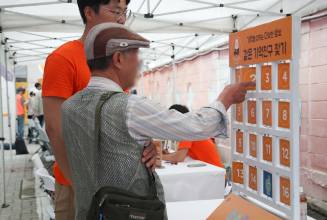 지난해 7월 서울 종로구 경운동 서울노인복지센터 앞 이동식카페에서 열린 치매 어르신 위한 기억다방에서 어르신들이 기억력테스트와 치매상담을 받고 있다. /연합뉴스