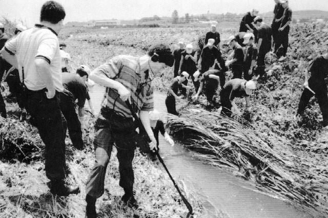 1993년 7월 화성연쇄살인사건 수사본부가 화성군 정남면 관항리 인근 농수로에서 유류품을 찾고 있는 모습. / 연합뉴스