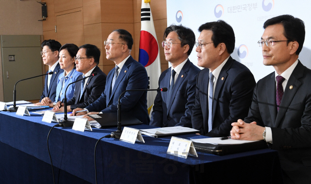 일본이 한국을 화이트리스트에서 배제하기로 결정한 지난달 2일 홍남기 경제부총리를 비롯한 관련 부처 장차관들이 합동 브리핑을 하고 있다. /서울경제 DB