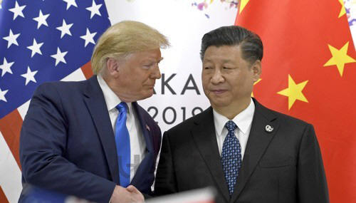 미국과 중국의 무역전쟁이 장기화하면서 세계 경제의 불확실성이 커지고 있다. 올 6월 오사카에서 열린 G20 정상회의에 참석한 양국 정상./로이터연합뉴스