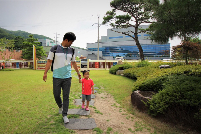 서울F&B에 근무하는 한 직원이 아이를 직장어린이집에 등원시키고 있다. /사진제공=중기중앙회