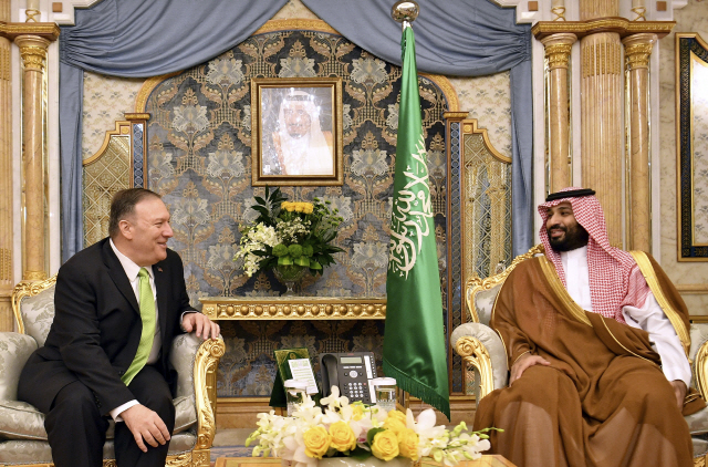 18일(현지시간) 마이크 폼페이오(왼쪽) 미국 국무장관이 사우디아라비아의 핵심 석유시설 드론 피격과 관련, 사우디 제다를 긴급 방문해 무함마드 빈 살만 사우디 왕세자와 만나고 있다./제다=AP연합뉴스