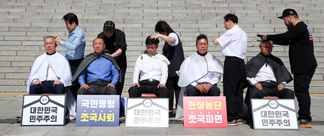 한국당 '릴레이 삭발' vs 민주 '공천 물갈이'..민심잡기 격돌