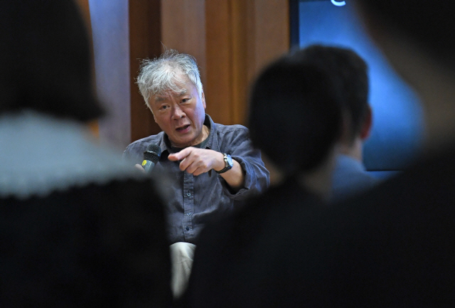 김훈 작가가 19일 서울 성북구 고려대에서 열린 ‘작가를 만나다’ 행사에서 ‘디지털 시대, 연필로 쓰기’를 주제로 대담을 하고 있다. /성형주기자