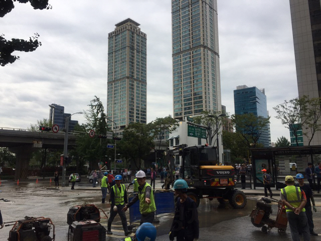 20일 오전 서대문구 경찰청 인근 도로에서 서울시상수도사업본부 관계자들이 긴급 복구작업을 하고 있다. /김현상기자