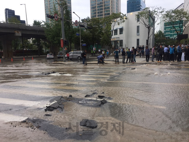 20일 오전 서대문구 경찰청 인근 도로에서 상수도 파열로 물이 쏟아져 나오고 있다. /김현상기자