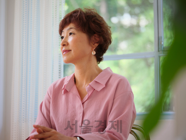 은희경 작가가 18일 서울 마포구의 한 카페에서 기자와 만나 작품에 대해 설명하다 잠시 먼곳을 바라보고 있다./사진제공=ⓒ박재홍