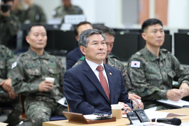 정경두 국방부 장관이 17일 오후 강원 인제군 육군 과학화전투훈련단(KCTC) 내 전투훈련분석실을 방문해 전투 분석체계 및 미래계획 브리핑을 경청하고 있다./연합뉴스