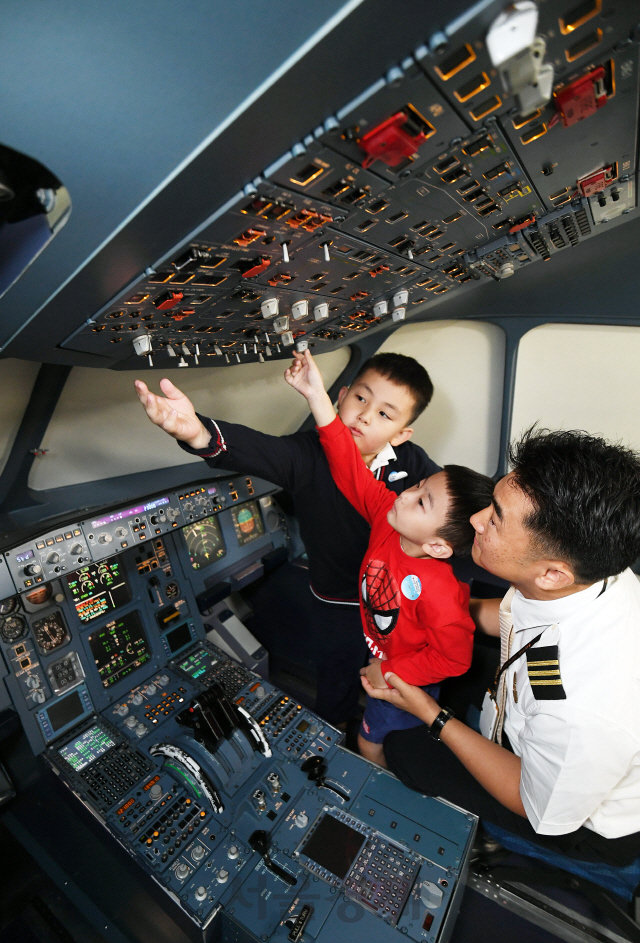 20일 오전 서울 강서구 대한항공 본사에서 열린 '대한항공 임직원 가족 패밀리데이 행사'에 참가한 어린이들이 기장 아버지와 A380 모의 비행 조종훈련 장치(FTD)를 체험하고 있다./오승현기자 2019.9.20