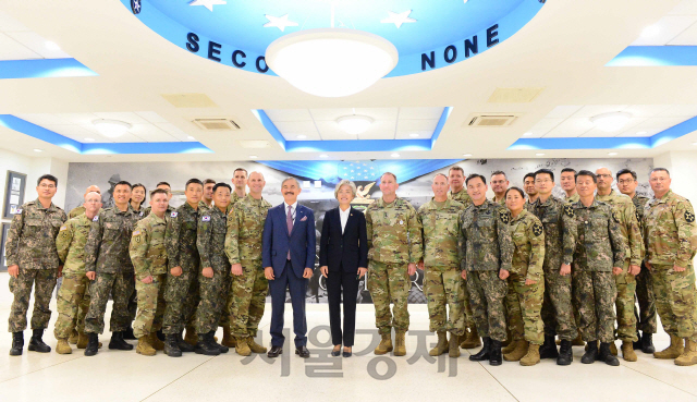 강경화 외교장관과 해리 해리스 주한미국대사가 20일 오산 공군기지에서 한미 공군 장병들과 기념 촬영을 하고 있다./사진제공=외교부