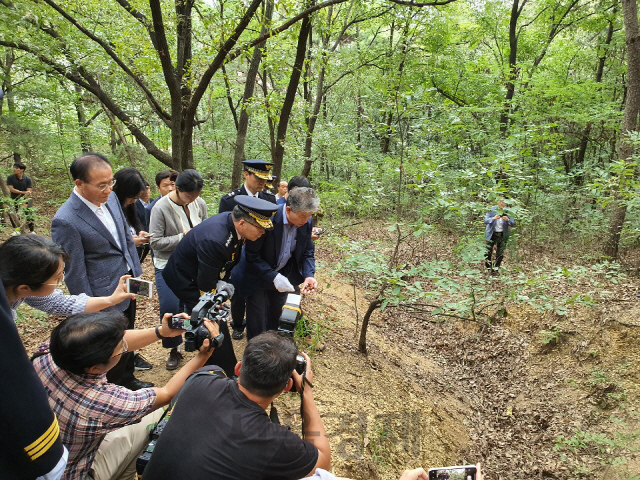 민갑룡 경찰청장이 20일 대구 와룡산을 찾아 ‘개구리소년 사건’의 유골이 발견된 장소를 살펴보고 있다./대구=손성락기자