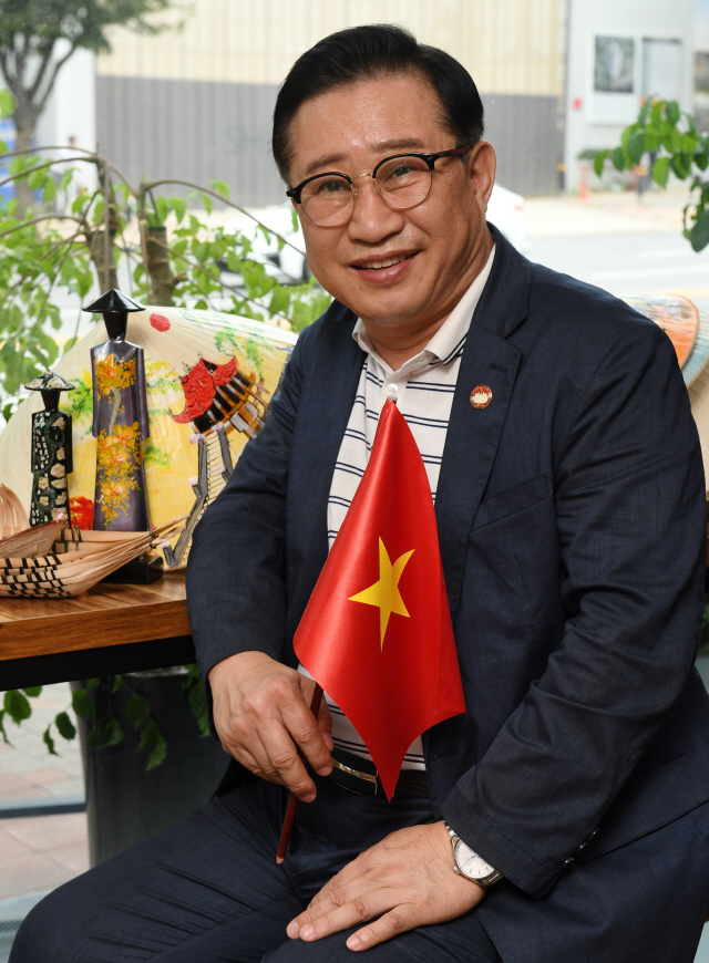 리 쓰엉 깐 주한베트남관광청 대사가 베트남 국기인 ‘금성홍기’를 들고 미소를 짓고 있다./성형주기자