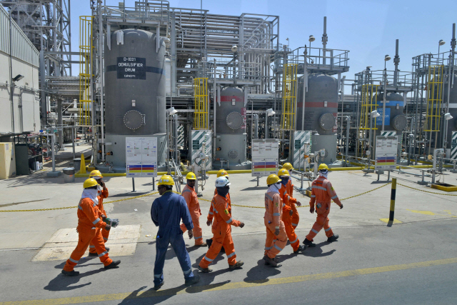 사우디아라비아 국영 석유사 아람코의 근로자들이 20일(현지시간) 쿠라이스 유전 복구를 위해 작업하고 있다. /쿠라이스=AFP연합뉴스