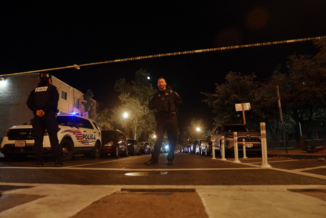 19일 밤(현지시간) 미국 워싱턴DC 북부에서 발생한 총격 현장 주변에서 경찰이 경비를 서고 있다. /워싱턴DC=신화연합뉴스