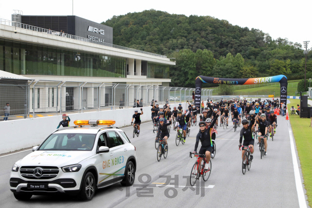 참가비와 기부금을 소외계층에 전달하는 메르세데스벤츠코리아의 ‘기브 앤 바이크’ 2회 행사가 용인 AMG 스피드웨이에서 지난 21일 열렸다./사진제공=벤츠코리아