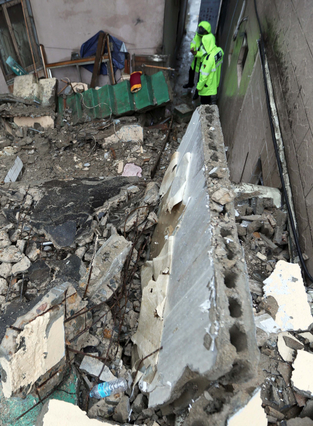 제17호 태풍 ‘타파’가 북상 중인 22일 부산 부산진구 부전동에 있는 한 2층 주택이 무너져 있다. 이 사고로 집 안에 있던 70대 여성이 매몰돼 숨졌다.  /부산=연합뉴스