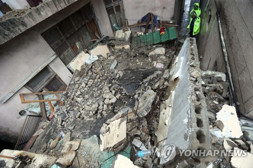 제17호 태풍 ‘타파’가 북상 중인 22일 부산 부산진구 부전동에 있는 한 2층 주택이 무너져 있다. /연합뉴스