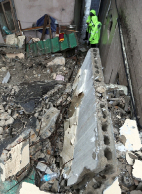 제17호 태풍 ‘타파’가 북상 중인 22일 부산 부산진구 부전동에 있는 한 2층 주택이 무너져 있다. 이 사고로 집 안에 있던 70대 여성이 매몰돼 숨졌다.  /부산=연합뉴스