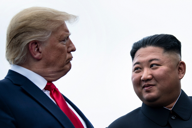 도널드 트럼프 미국 대통령과 김정은 북한 국무위원장이 지난 6월 30일 판문점 회동 다시 서로를 바라보고 있다./AFP연합뉴스>