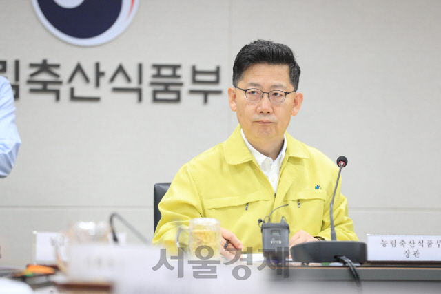 김현수 농식품부 장관 '태풍, 돼지열병 소독제 씻어내…원점서 소독'