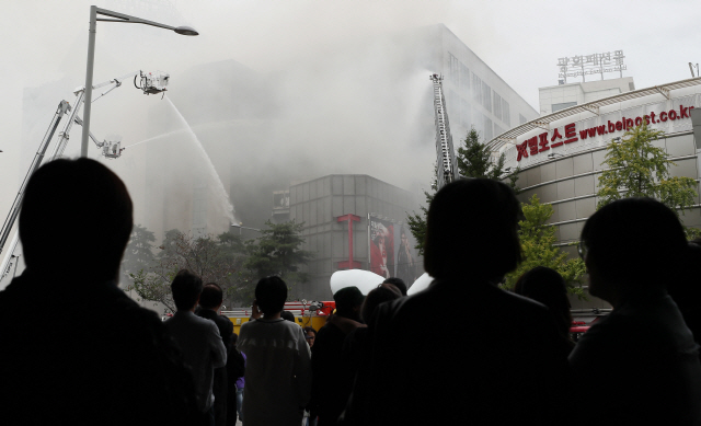22일 오전 서울 중구 제일평화시장에서 화재가 발생해 소방대원들이 진화작업을 하고 있다. /연합뉴스