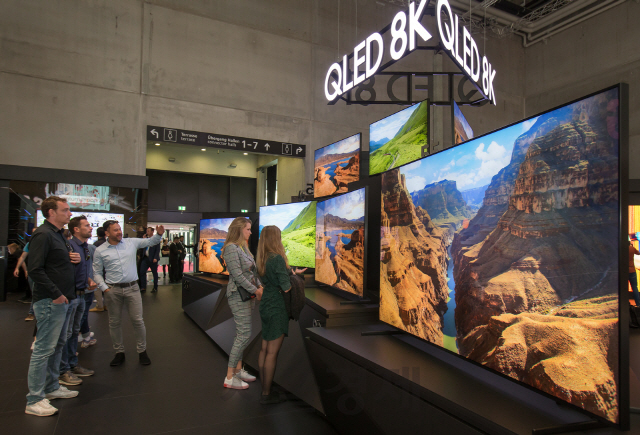 이달 독일 베를린에서 열린 가전전시회 ‘IFA 2019’에서 관람객들이 삼성전자의 QLED 8K TV를 살펴보고 있다. /사진제공=삼성전자