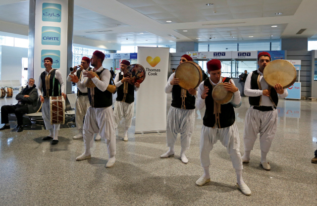 지난해 2월 토마스 쿡 여행사를 이용한 관광객들이 튀니지 엔피다 공항에 도착하자 튀니지 전통 음악 그룹 멤버들이 공연을 하고 있다./로이터연합뉴스