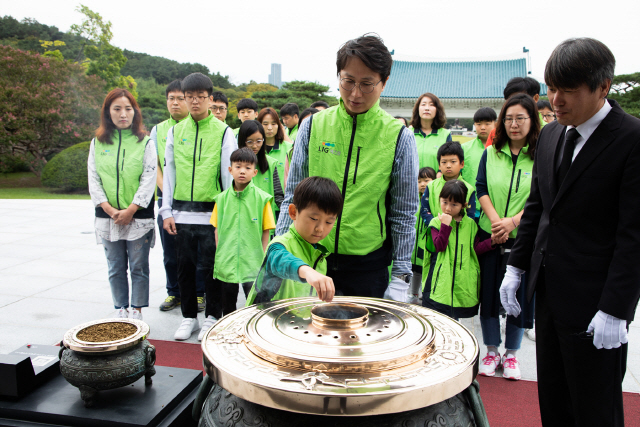 지난 21일 서울 동작구 국립서울현충원에서 LIG넥스원 임직원과 가족들이 현충탑에 분향하고 있다. LIG넥스원은 다음달 1일 국군의 날을 맞아  판교·용인·대전·구미 등 전국 주요 사업장의 임직원들이 자매결연 묘역을 정화하는 봉사활동에 나섰다./사사진제공=LIG넥스원