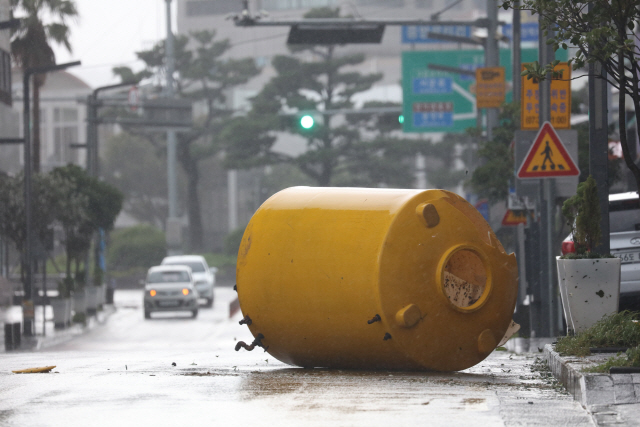 제17호 태풍 ‘타파’가 제주를 강타한 22일 오후 서귀포시 중앙로터리 인근 도로에 대형 물탱크 하나가 나뒹굴고 있다. /서귀포=연합뉴스