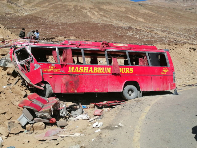 22일(현지시간) 파키스탄 북부 칠라스에서 바위와 충돌한 버스가 부서진 채 쓰러져 있다. /칠라스=EPA연합뉴스