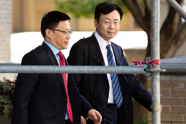 중국 측 대표인 랴오민(왼쪽) 재정부 부부장이 19일(현지시간) 미국 워싱턴DC에서 실무협상을 마친 뒤 떠나고 있다. /AFP연합뉴스