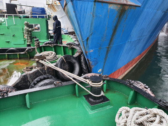 22일 부산 영도구 대평동 물양장에 정박 중인 원양어선(801톤·러시아)이 강풍 때문에 주변에 계류된 다른 선박을 손상시켰다./사진제공=부산해양경찰서